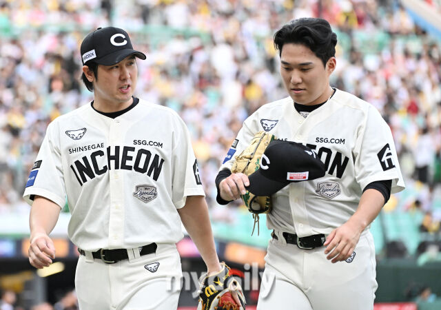 17일 오후 인천광역시 문학동 인천SSG랜더스필드에서 진행된 '2025 프로야구 KBO리그' SSG랜더스와 LG트윈스의 경기. SSG 최정과 최민준이 이야기를 나누고 있다./마이데일리