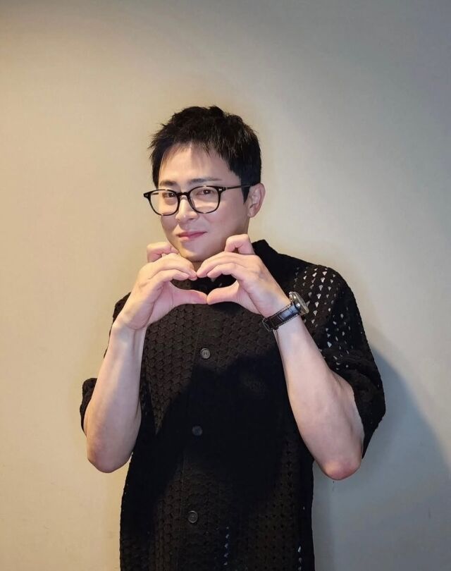 조정석이 올해 최단기 400만 관객 돌파에 손에 하트를 그리며 감사인사를 전했다./ SNS