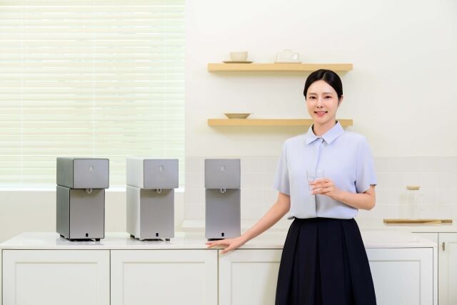 삼성전자가 18일 국내 카운터탑 정수기 가운데 최다 수준인 82종 유해물질을 제거할 수 있는 ‘비스포크 AI 정수기 카운터탑’을 출시했다. /삼성전자