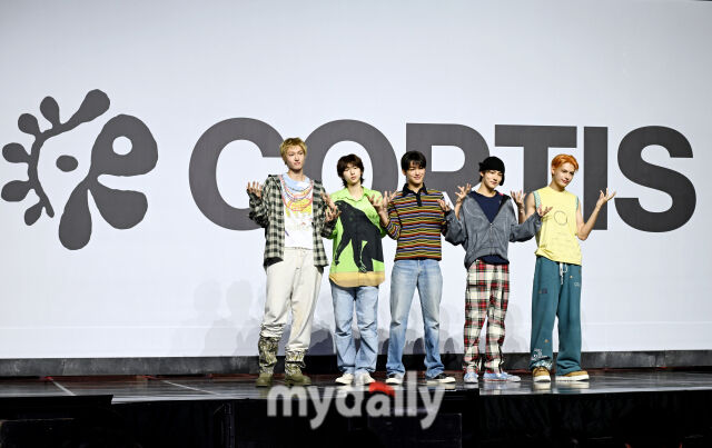 그룹 코르티스(CORTIS)가 18일 오후 서울 한남동 블루스퀘어에서 진행된 데뷔앨범 '컬러 아웃사이드 더 라인스'(COLOR OUTSIDE THE LINES) 발매 쇼케이스에서 포토타임을 갖고 있다.<br><br>코르티스는 투모로우바이투게더 이후 6년 만에 나오는 빅히트 신인 보이그룹으로, 음악·안무·영상을 공동 창작하는 '영 크리에이터 크루' 아이돌이다. 타이틀곡 '왓 유 원트'(What You Want)는 붐뱁 리듬과 1960년대를 풍미한 사이키델릭 록 기타 리프가 어우러진 곡으로 관심을 모으고 있다. 18일 오후 6시 음원사이트를 통해 공개된다.