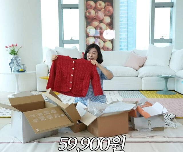 최화정은 택배 언박싱을 하며 행복한 미소를 보여줬다. / 유튜브 '안녕하세요 최화정이에요'