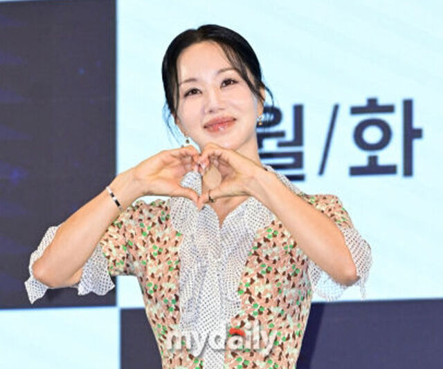 엄정화가 연애에 대한 솔직한 이야기를 털어놨다. / 마이데일리 DB
