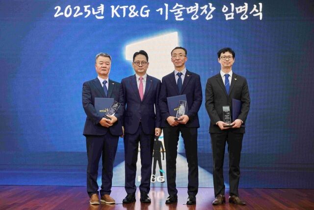KT&G 제조설비 부문 명장 임명식 현장. 신동국(왼쪽부터), 방경만 KT&G 사장, 강태훈, 조영일. /KT&G