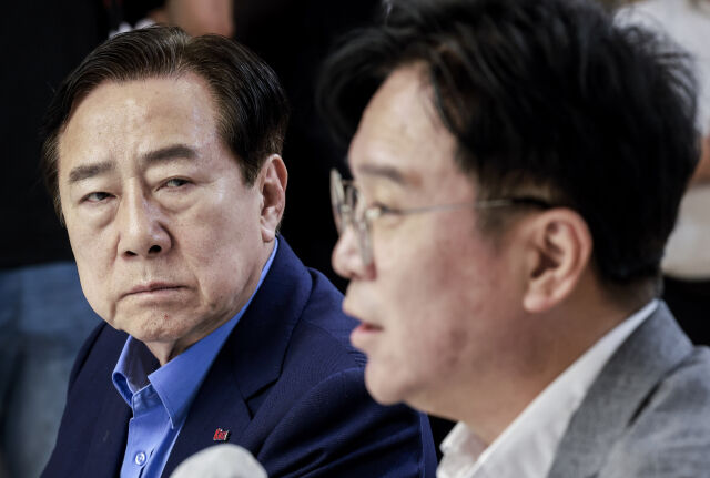 중소기업중앙회가 19일 여의도 중소기업중앙회에서 김영훈 고용노동부 장관과 노조법 개정 관련 간담회를 열고 업계의 우려를 전달했다. 김기문 중소기업중앙회장(왼쪽)이 김영훈 고용노동부 장관의 인사말을 듣고 있다. /뉴시스
