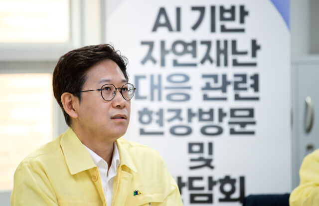 배경훈 과학기술정보통신부 장관이 19일 오전 서울 강남구 강남도시관제센터에서 열린 'AI 기반 자연재난 대응 관련 간담회' 에서 행정안전부, 환경부 관계자 및 산업계, 연구계 전문가들과 인공지능(AI) 디지털 기반의 자연재난 대응 활성화 방안에 대해 논의하고 있다. /과학기술정보통신부
