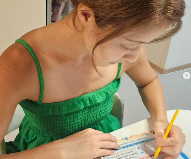 이지현이 아이들의 개학을 위해 숙제를 체크하고 있다. / 이지현 소셜미디어 