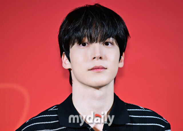 그룹 에이티즈 윤호가 19일 서울 용산 아이파크몰 CGV에서 진행된 영화 '백! 스테이지' 시사회에 참석했다.