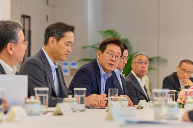 이재명 대통령이 19일 서울 용산 대통령실 청사에서 열린 美日 순방 동행 경제단체 및 기업인 간담회에서 발언하고 있다. 이날 간담회는 류진 한국경제인협회 회장, 최태원 대한상공회의소 회장, 이재용 삼성전자 회장, 구광보 LG회장, 조원태 대한항공 회장, 김동관 한화 부회장, 장재훈 현대자동차 부회장, 박지원 두산그룹 부회장 겸 두산에너빌리티 대표이사 회장, 서정진 셀트리온 회장 등이 참석했다. /대통령실