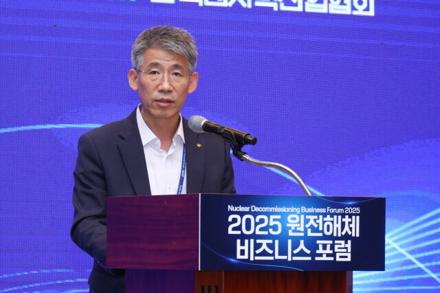 한국수력원자력이 19일 경주 라한세셀렉트에서 ‘2025 원전해체 비즈니스 포럼’을 열고 국내 원전해체 사업 추진 현황과 계획을 발표했다. 조석진 한수원 기술부사장이 참가자들에게 인사말을 전하고 있다. /한수원