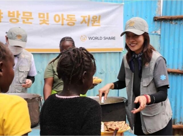 케냐에서 봉사활동 하는 배우 유선. /유선 소셜미디어, 월드쉐어