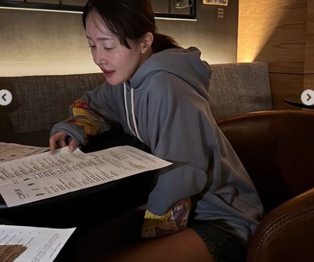 엄지원이 고급 레스토랑에서 음식을 고르고 있다. / 엄지원 소셜미디어 