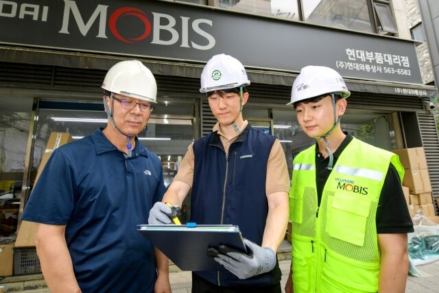 현대모비스가 대한산업안전협회와 함께 오는 11월까지 전국 1200여개 A/S부품 대리점을 대상으로 안전점검 서비스와 컨설팅을 무상으로 제공한다. 현대모비스 임직원과 대한산업안전협회 전문가가 합동 안전진단을 실시하고 있는 모습./현대모비스