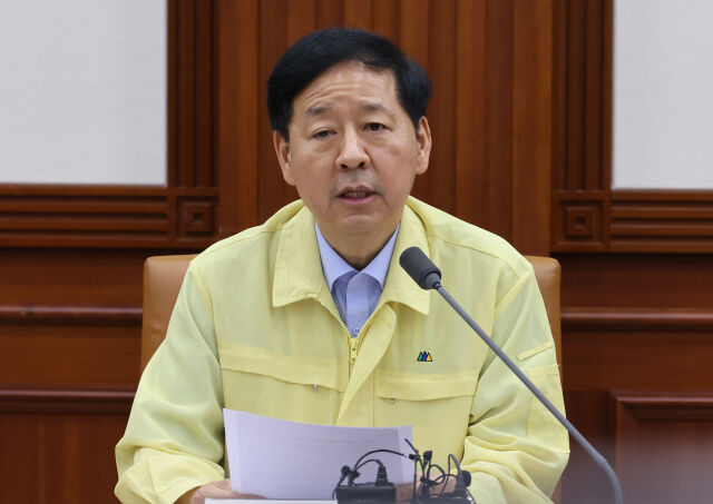 구윤철 경제부총리 겸 기획재정부 장관이 20일 서울 종로구 정부서울청사에서 열린 산업경쟁력강화 관계장관회의에 참석해 발언하고 있다. 이날 회의에서는 석유화학산업 재도약 추진방향에 대해 논의했다. /뉴시스