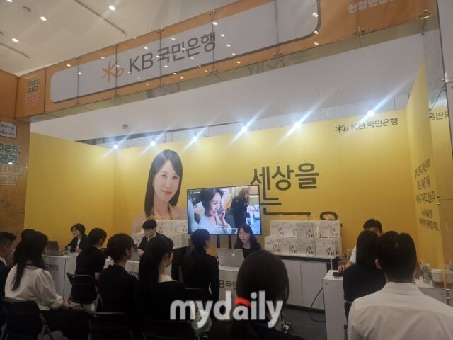 20일 오전 서울 중구 동대문디자인플라자에서 열린 ‘2025년 금융권 공동 채용박람회’ 국민은행 부스에 면접 지원자들이 대기하고 있다./이보라 기자