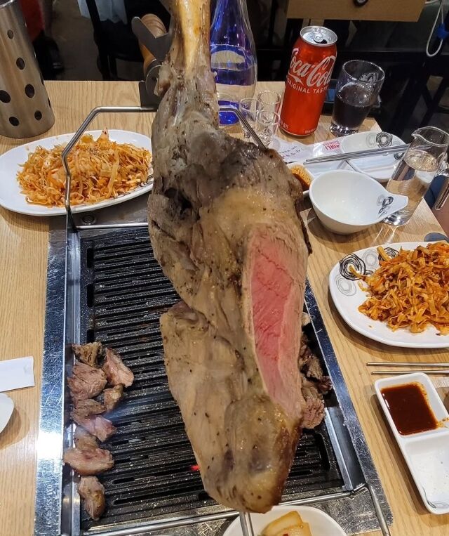 개그맨 오정태가 공유한 양다리. /오정태 소셜미디어