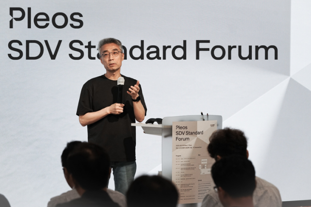 현대차그룹이 20일 경기도 판교 소프트웨어드림센터에서 ‘Pleos SDV(소프트웨어 중심 자동차) 스탠다드 포럼’을 열고 협력사들과 본격적인 SDV 시대 준비에 나섰다. 포럼에서 현대차·기아 AVP본부장 송창현 사장이 발표하는 모습. /현대차그룹