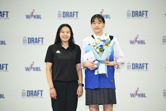 신한은행 최윤아 감독과 이가현./WKBL