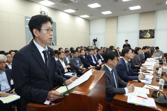 배경훈 과학기술정보통신부 장관이 20일 서울 여의도 국회에서 열린 과학기술정보방송통신위원회 전체회의에서 2024년 결산보고를 하고 있다. /뉴시스