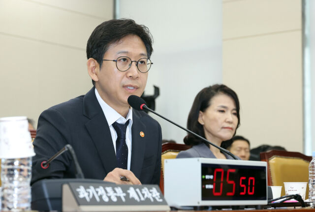 배경훈 과학기술정보통신부 장관이 20일 서울 여의도 국회에서 열린 과학기술정보방송통신위원회 전체회의에서 질의에 답하고 있다. /뉴시스