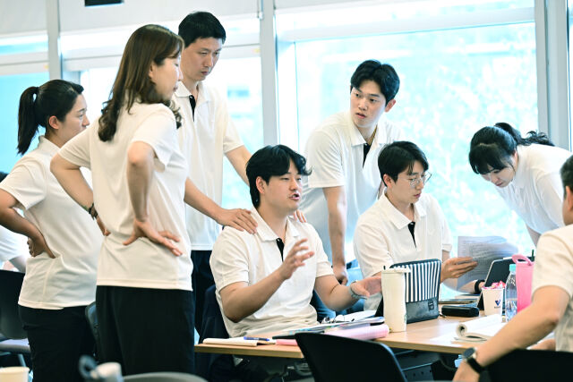 조별 발표 및 토론을 준비하는 참가자들./KOVO