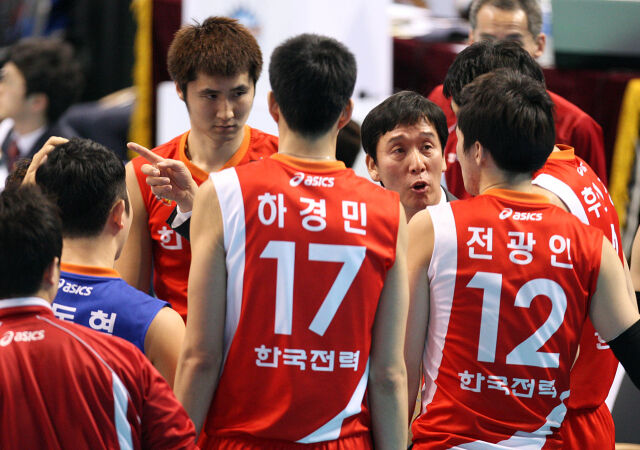 2013-2014시즌 한국전력 사령탑이었던 신영철 감독./KOVO