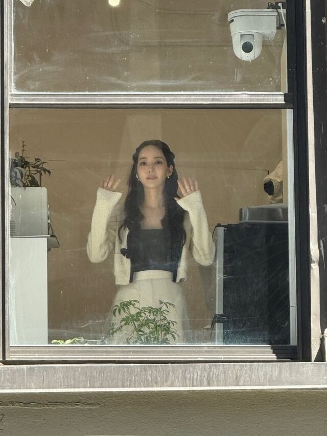 배우 박민영이 뉴욕의 숙소 안에서 몽환적인 분위기를 연출했다. /박민영 소셜미디어
