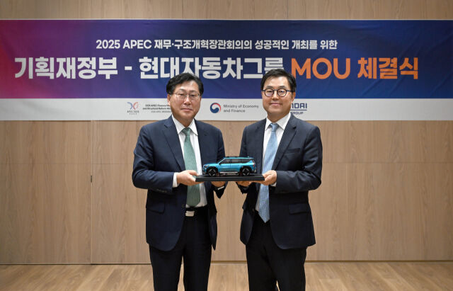 20일 현대차 강남대로사옥에서 신승규 현대차그룹 전무(오른쪽), 최지영 기획재정부 국제경제관리관(왼쪽)이 기념 촬영을 하고 있다. /현대차