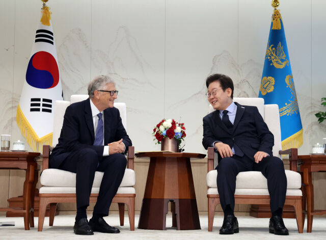 이재명 대통령이 21일 서울 용산 대통령실에서 빌 게이츠 게이츠재단 이사장을 접견하고 있다. /뉴시스