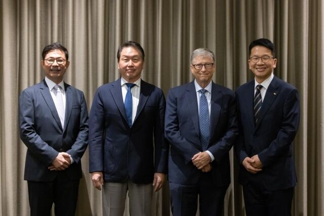지난 2022년 8월 빌 게이츠 빌앤드멀린다게이츠재단 공동 이사장이 SK그룹 관계자들과 만나 글로벌 공중보건 증진 등을 위해 협력하는 방안을 논의했다. 사진은 기념 촬영하는 안재용 SK바이오사이언스 사장(왼쪽부터), 최태원 SK그룹 회장, 빌 게이츠 빌앤드멀린다게이츠재단 공동 이사장, 최창원 SK디스커버리 부회장. /SK바이오사이언스