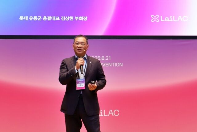 21일 서울 송파구 롯데월드타워에서 열린 제1회 ‘롯데 유통군 AI 컨퍼런스’에서 김상현 롯데 유통군 총괄대표 부회장이 기조연설을 하고 있다. /롯데 유통군