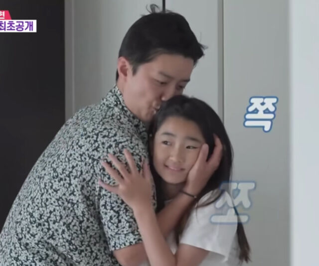 인교진이 첫째 딸에게 뽀뽀를 퍼붓고 있다. / SBS '동상이몽 2-너는 내 운명'