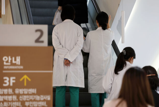서울 시내 한 대학병원에서 의료진들이 이동하고 있다. /뉴시스