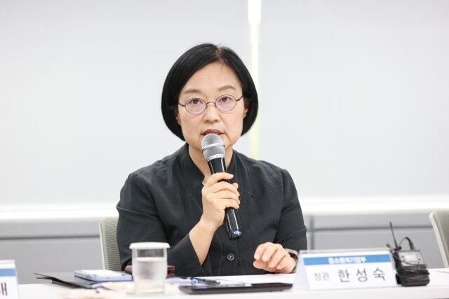 한성숙 중소벤처기업부 장관이 21일 서울 종로구 광화문빌딩에서 열린 '제4회 중소기업 정책 현장투어'에서 인사말을 하고 있다. /뉴시스