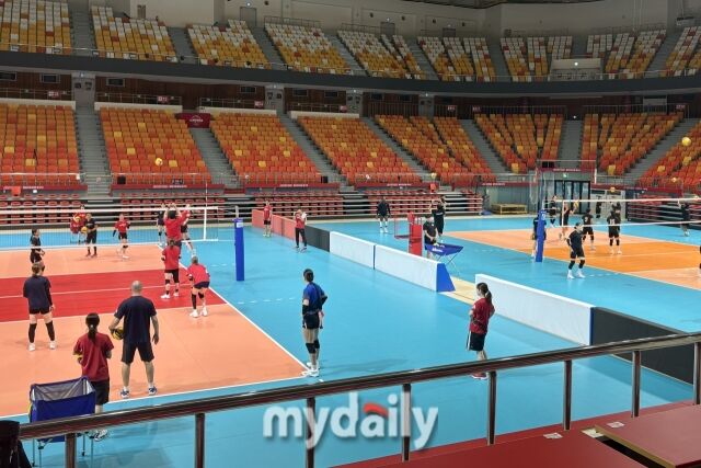 경기 시작 전 투 코트를 활용해 연습하는 양 팀./광주=김희수 기자