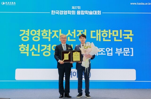 고려아연이 20일 한국경영학회 주관 제27회 융합학술대회에서 제조업 부문 ‘혁신경영대상’을 수상했다고 21일 밝혔다. 양희동 한국경영학회장(왼쪽)과 백순흠 고려아연 사장(오른쪽)이 혁신경영대상 시상식에서 기념촬영 하는 모습. /고려아연