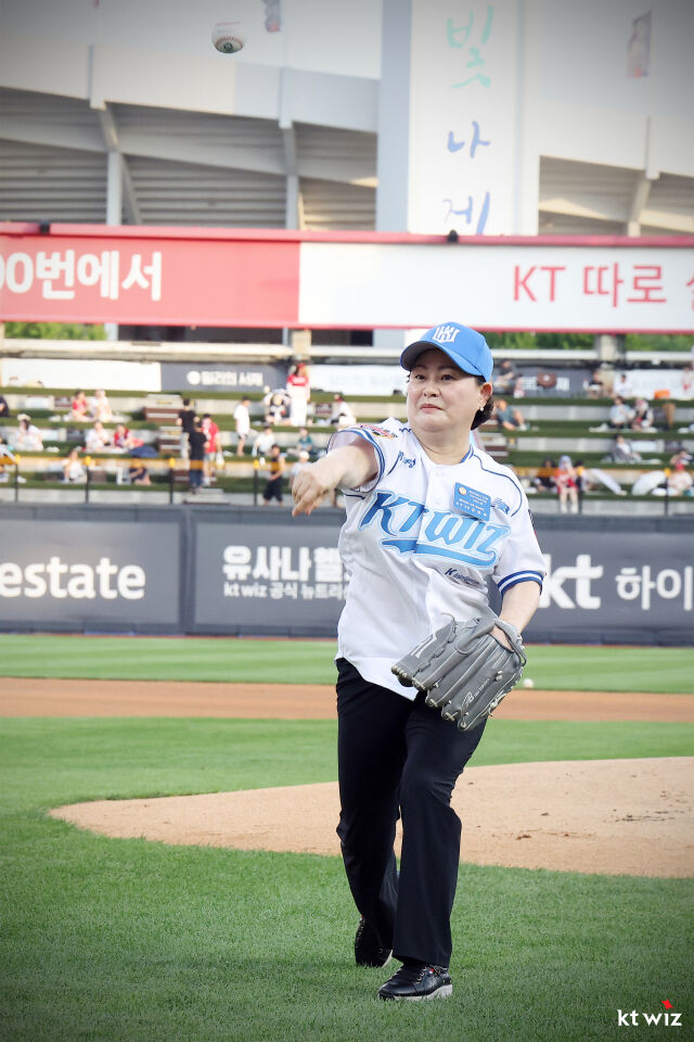 시구자로 나선 강문옥 국제로터리 3750지구 총재