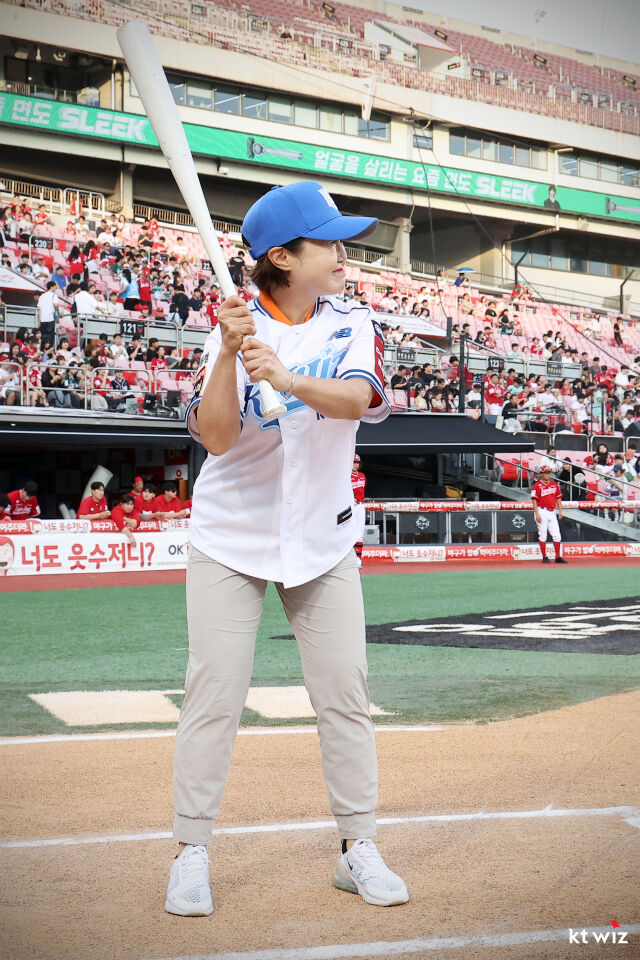 유귀인 평택목련로터리 회장이 시타하는 모습./KT 위즈