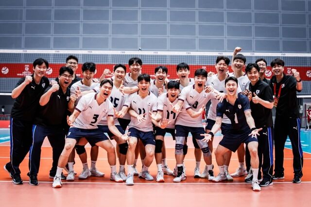 승리 후 단체 사진을 촬영한 한국 U-21 남자 대표팀./FIVB