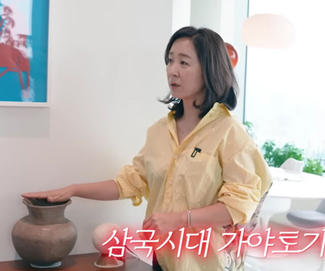 윤유선이 집에 있는 고미술 작풉을 공개했다. / 유튜브 '안녕하세요 최화정이에요'
