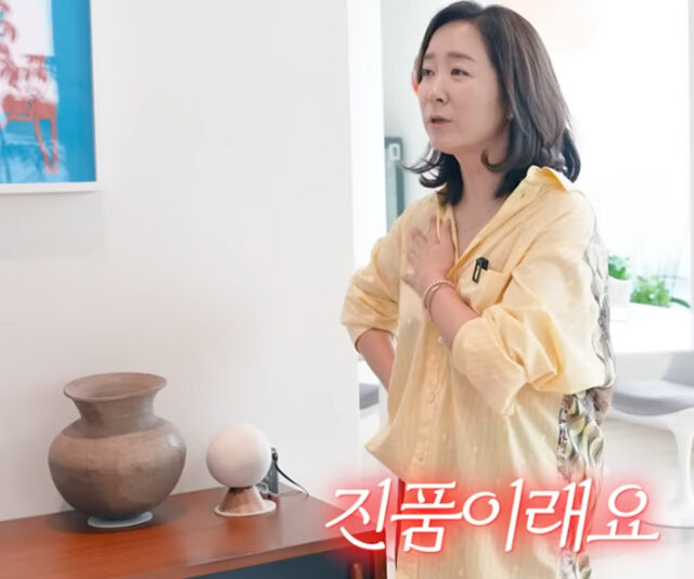 윤유선이 천년 된 도자기를 설명하고 있다. / 유튜브 '안녕하세요 최화정이에요'