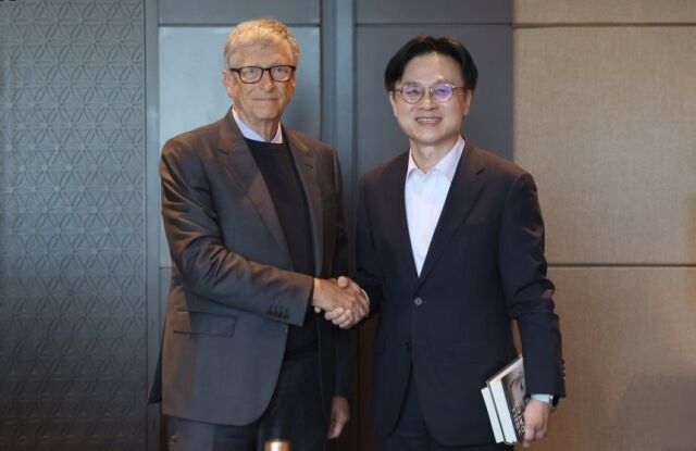 빌 게이츠 테라파워 회장과 악수하는 김정관 산업통상자원부 장관. /산업통상자원부