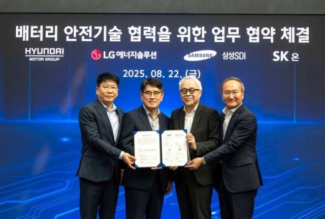 (왼쪽부터) 김동명 LG에너지솔루션 대표이사 사장, 양희원 현대차·기아 R&D본부장 사장, 최주선 삼성SDI 대표이사 사장, 이석희 SK온 대표이사 사장이 22일 남양연구소에서 열린 ‘배터리 안전기술 협력을 위한 업무 협약 체결식’에서 참석자들이 기념 촬영을 하고 있다. /현대자동차·기아