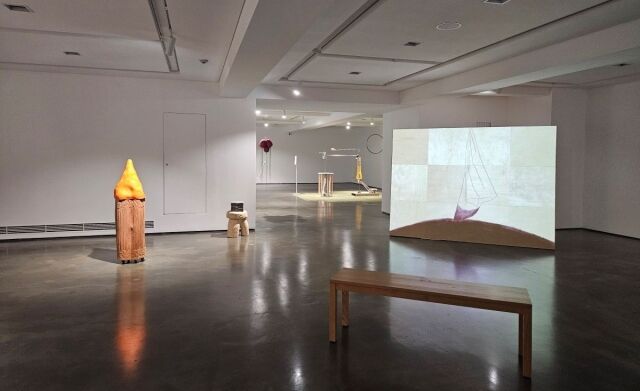 OCI미술관이 다음 달 27일까지 ‘OCI YOUNG CREATIVES’에 선정된 신진 작가 허주혜 , 김우경의 개인전을 진행한다. 김우경 작가의 &lt;여름 자리 펴고 선&gt; 전경. /OCI