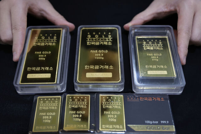 서울 종로구 한국금거래소에서 직원이 골드바를 정리하고 있다./뉴시스