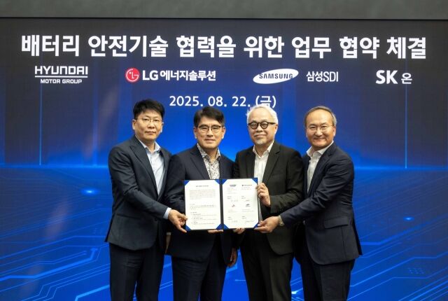 22일 남양연구소에서 열린 ‘배터리 안전기술 협력을 위한 업무 협약 체결식’에서 참석자들이 기념사진을 촬영하는 모습. (왼쪽부터) LG에너지솔루션 대표이사 김동명 사장, 현대차·기아 R&D본부장 양희원 사장, 삼성SDI 대표이사 최주선 사장, SK온 대표이사 이석희 사장./현대차