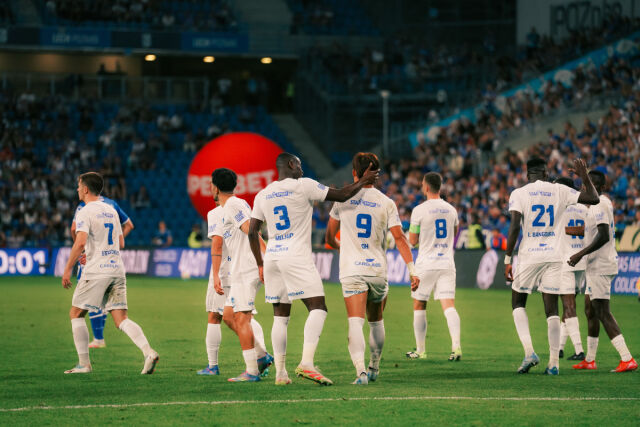 오현규(9번)가 득점 후 동료들의 축하를 받고 있다. /헹크 제공