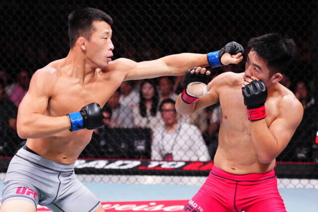 김상욱(왼쪽)이 런야웨이에게 펀치를 날리고 있다. /UFC 제공