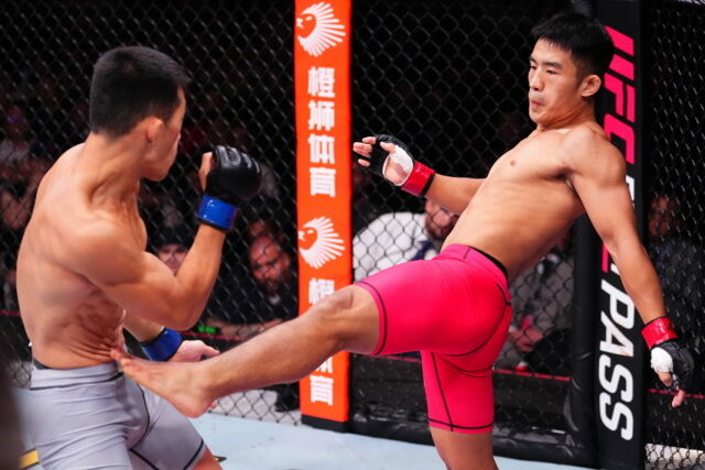 런야웨이(오른쪽)의 킥 공격을 피하는 김상욱. /UFC 제공