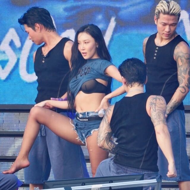 마마무 화사가 공연 중 '속옷 퍼포먼스'를 연출했다. /화사 소셜미디어