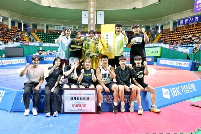 24일 전라남도 구례군 구례실내체육관에서 열린 ‘제17회 구례전국여자천하장사 및 대학장사씨름대회' 여자천하장사에 등극한 김다영(괴산군청)이 동료들과 기념사진을 찍고 있다./대한씨름협회